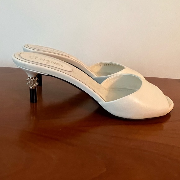 Vintage Chanel White Sandal 36.5 US 6.5 - Picture 4 of 9